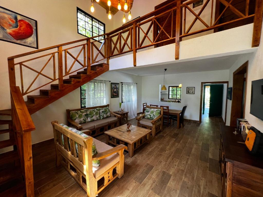 哈拉瓦科阿Villa unter Palmen的客厅铺有木地板,设有楼梯。