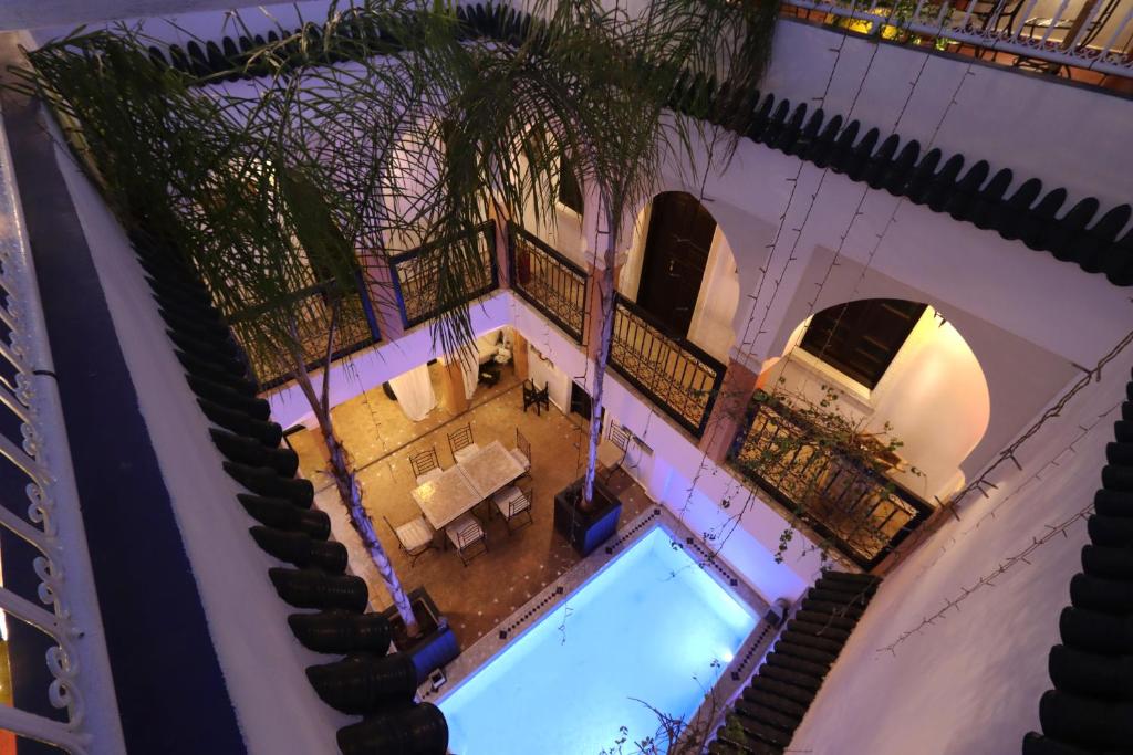 马拉喀什Riad 22 - L'Etoile d'Orient的享有带游泳池的别墅的顶部景致