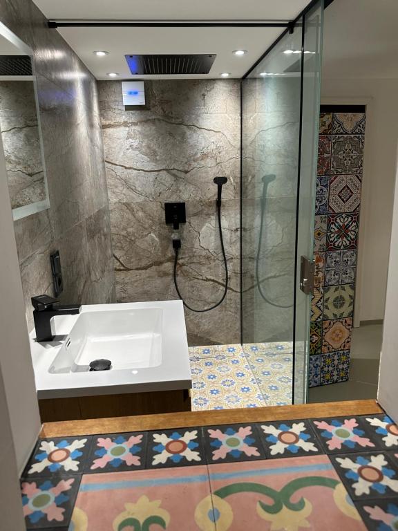 杜塞尔多夫Doppelbett Suite, nähe Messe的一间带水槽和淋浴的浴室
