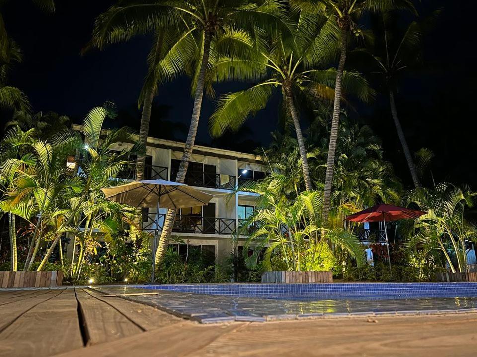 南迪Oasis Palms Hotel的一座棕榈树建筑,位于度假村前