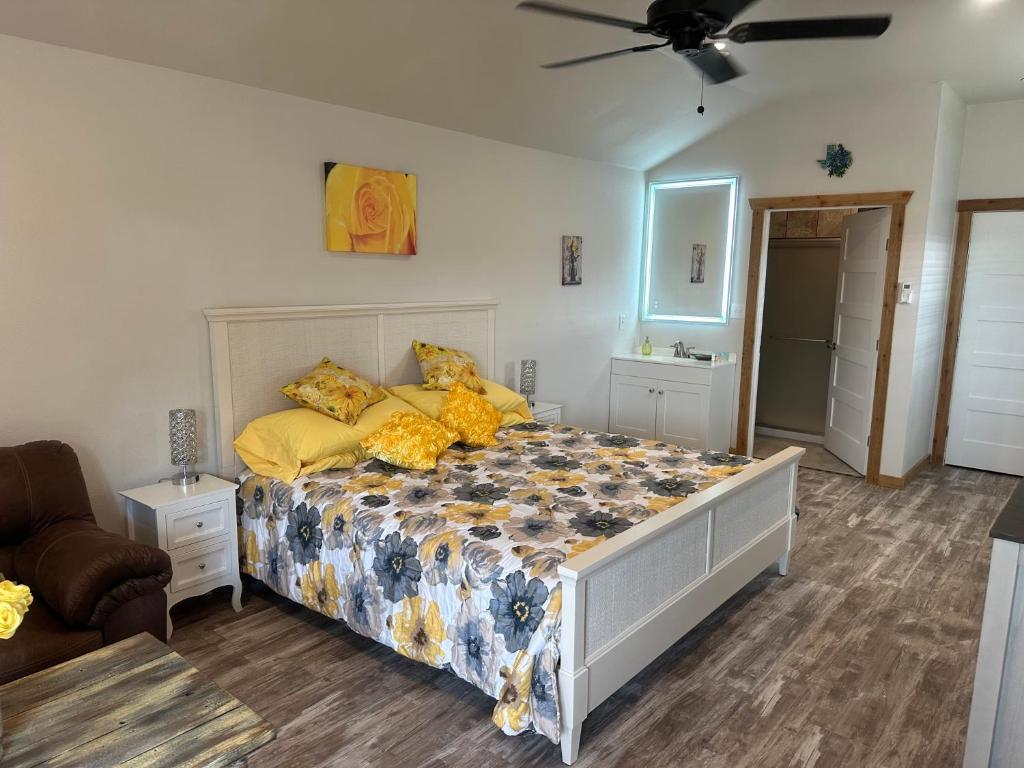 HyeYellow Rose Cabin的一间卧室配有一张带黄色枕头的床