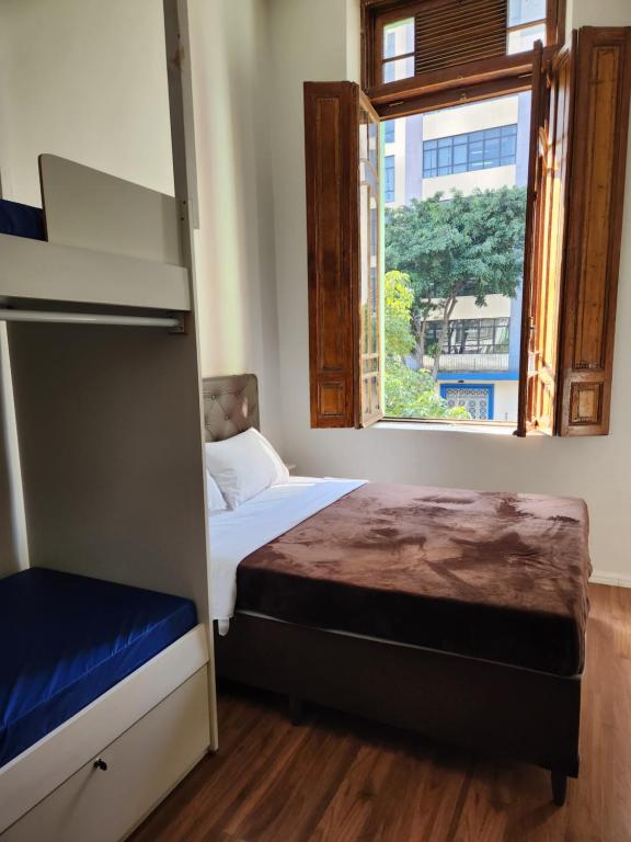 圣保罗Fujima Hostel的一间卧室配有双层床和窗户。