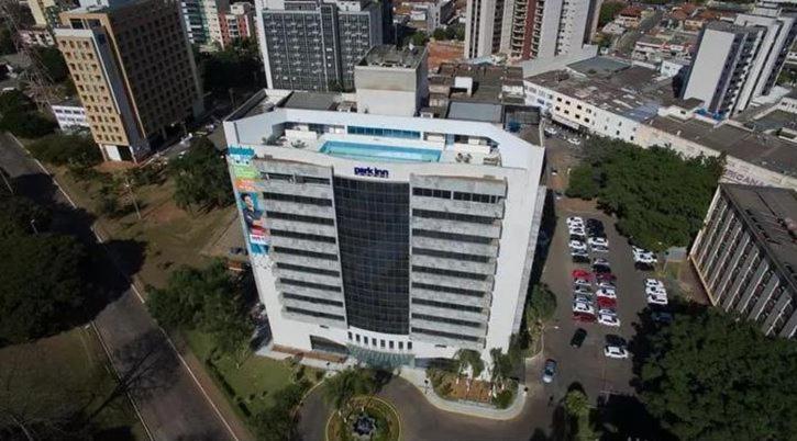 塔瓜汀加COBERTURA DUPLEX 70 m COM HIDRO NO MELHOR HOTEL DE TAGUATINGA的城市中一座大建筑的空中景观