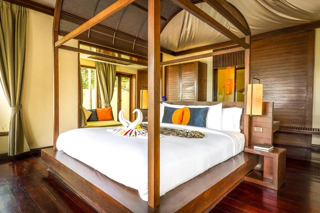 Baan Khai奇德乐玛斯度假酒店的卧室配有一张白色大床