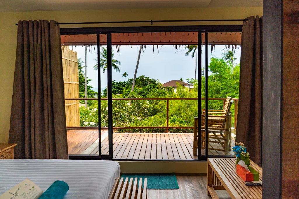 曾蒙海滩海之舞度假酒店的客房设有一张床和一个美景阳台