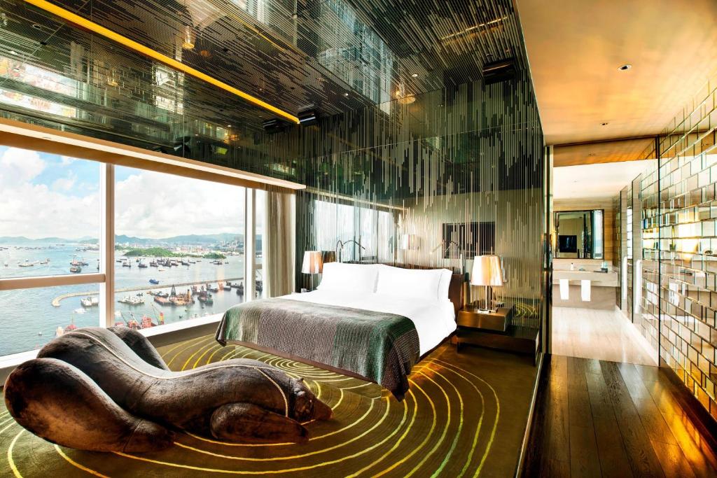 香港香港W酒店的酒店客房设有一张床和一个大窗户