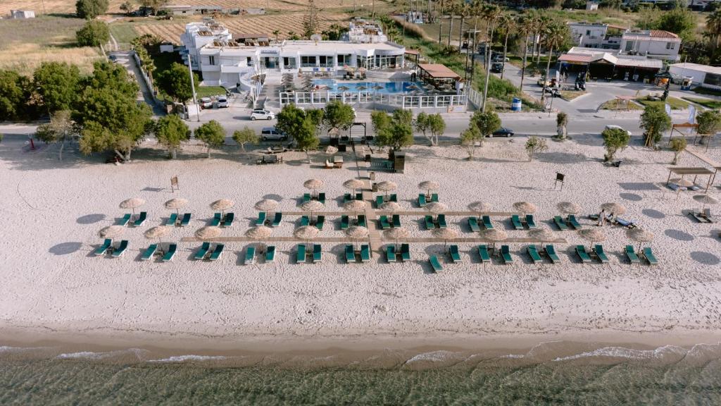 蒂加基阿克缇蒂密斯酒店的享有海滩的空中景致,配有椅子和遮阳伞