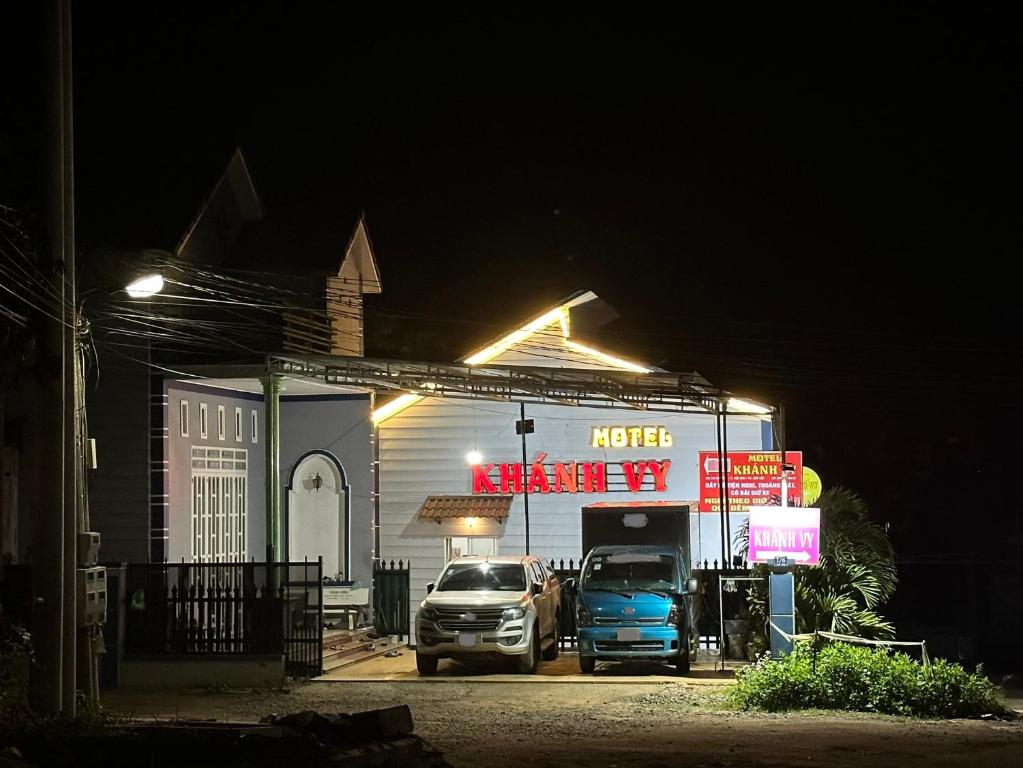 保禄Motel Khánh Vy的夜间停在加油站的卡车