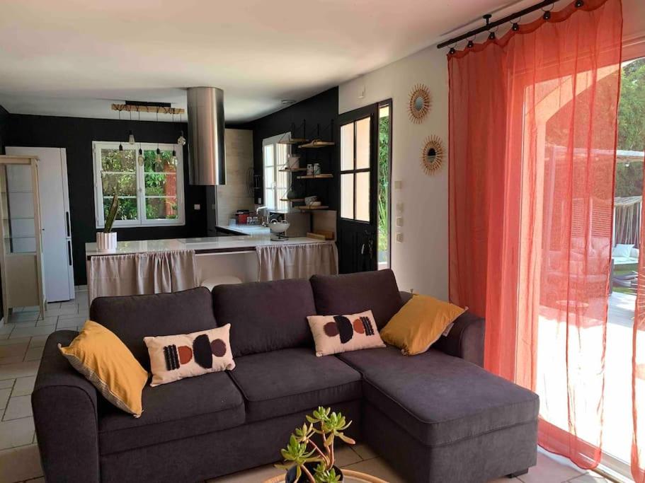 蒙布舍叙尔雅布龙La villa Pausa en Drôme provençale的带沙发的客厅和厨房