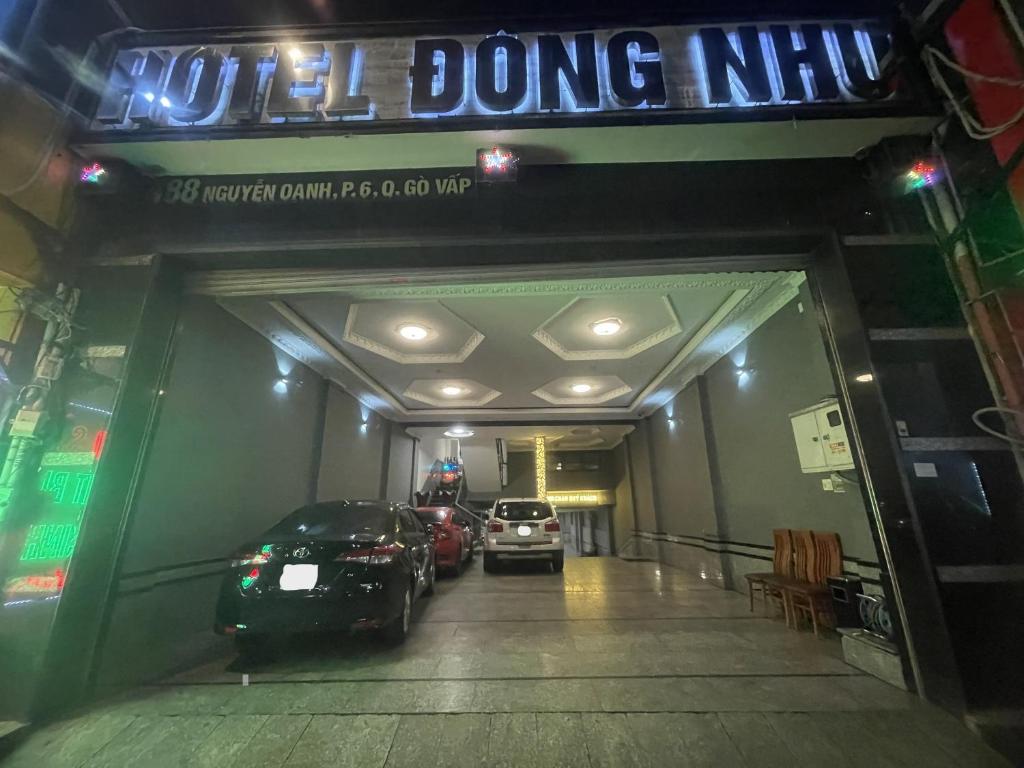 胡志明市ĐÔNG NHƯ HOTEL的停车场内有车辆停放