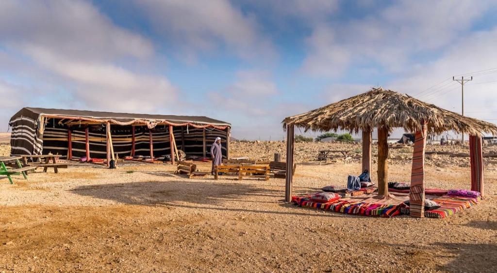 米茨佩·拉蒙חאן נחל חווה Han Nahal Hava的沙漠中一群建筑物