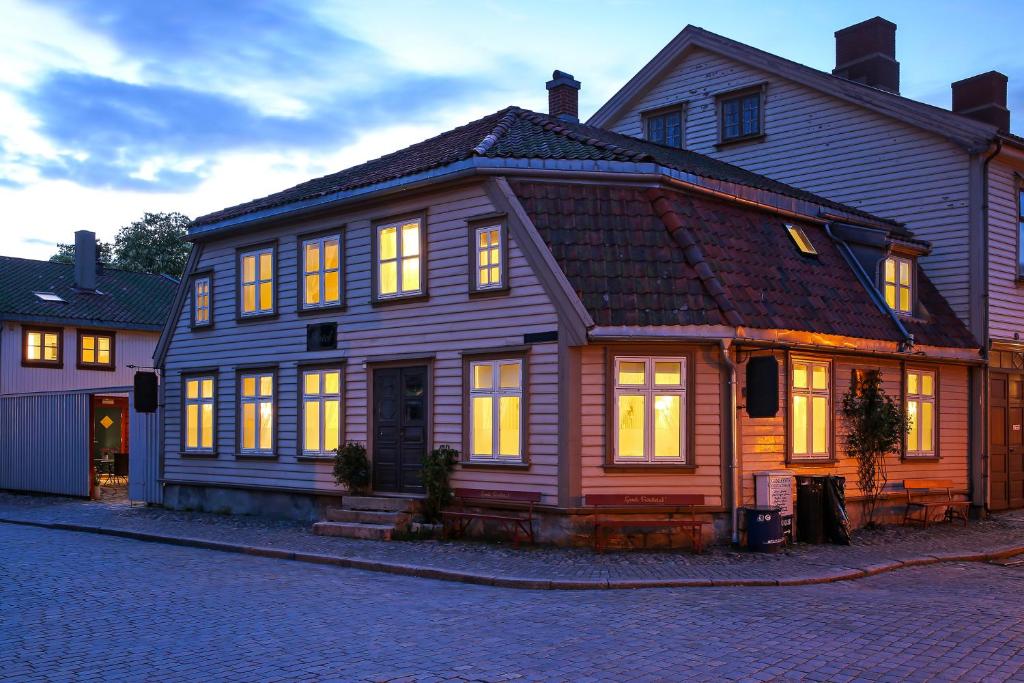 腓特烈斯塔Gamlebyen Hotell - Fredrikstad的一座大型木屋,灯火通明