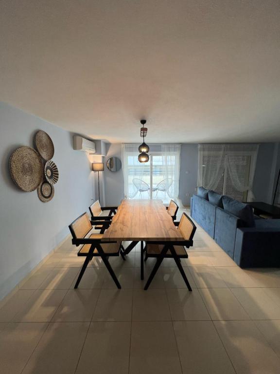 佩雷亚Maisonette PT的客厅配有木桌和沙发