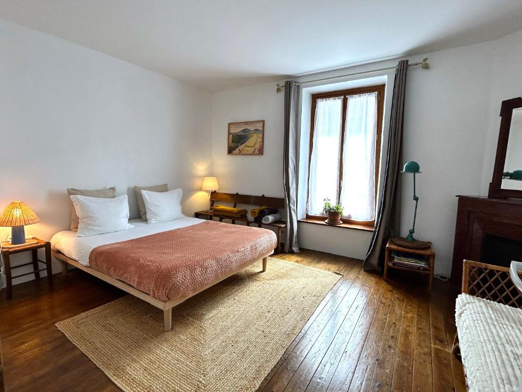 ThomeryLa Bycoque, maison au calme près de Fontainebleau的一间卧室设有一张床和一个窗口