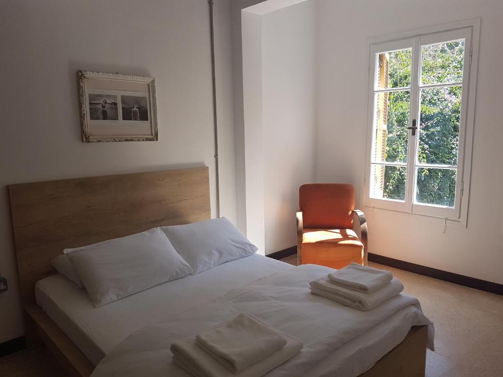北尼科西亚Sabor Residence的卧室配有床、椅子和窗户。