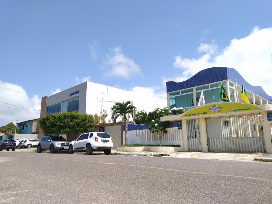 阿拉卡茹Pousada Aruamar的街道边有汽车停放的建筑物