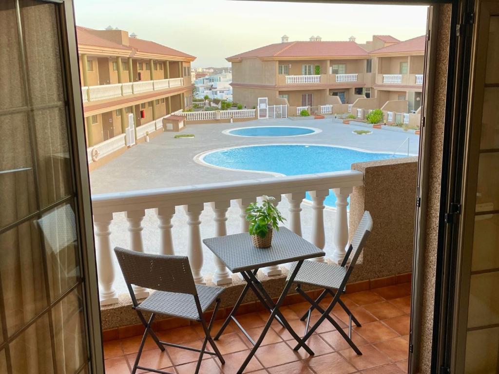波里斯-德阿沃纳Apartamento Dulce Vista的一个带桌椅的阳台和一个游泳池