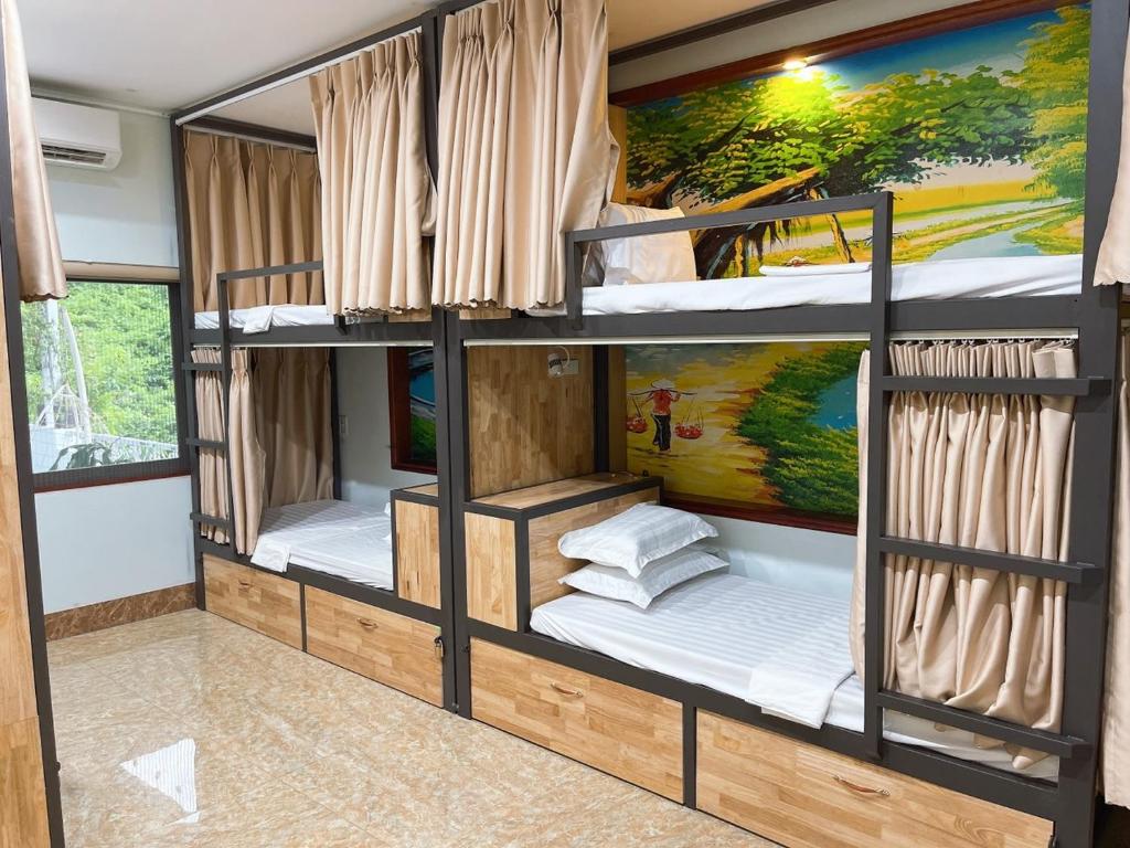 宁平Tam Coc Guest House & Hostel的房屋内带三张双层床的房间