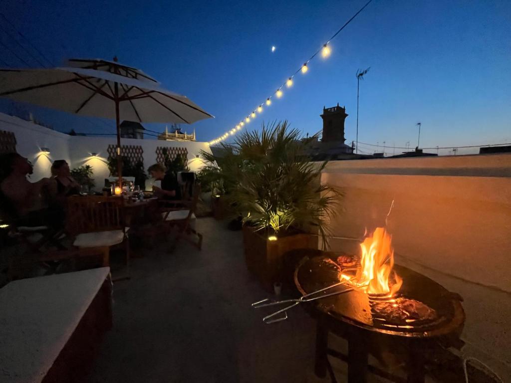 瓦伦西亚Luxury Apartment Valencia Center的餐厅的露台上的火坑