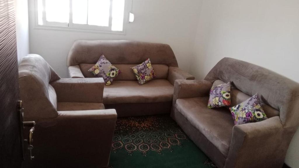 萨菲الحي المحمدي آسفي的客厅配有沙发和两把椅子