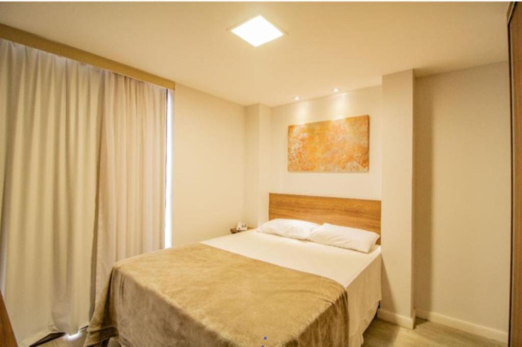 塔瓜汀加TaguaPark Hotel的一间卧室设有一张床和一个窗口