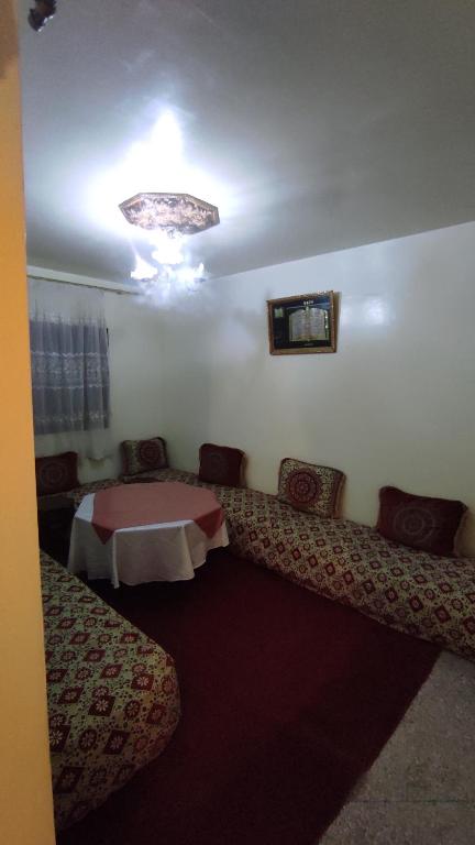 马拉喀什Résidence gharnata的客厅配有沙发和桌子