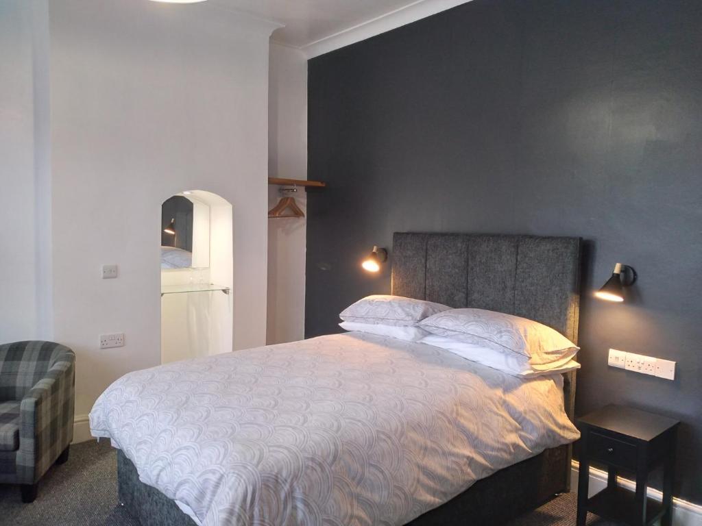 诺廷利Wentvale的一间卧室设有一张大床和黑色的墙壁