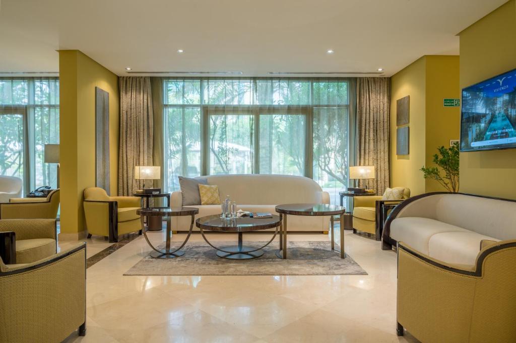 利雅德格拉纳达维维恩别墅酒店的客厅配有沙发和桌子
