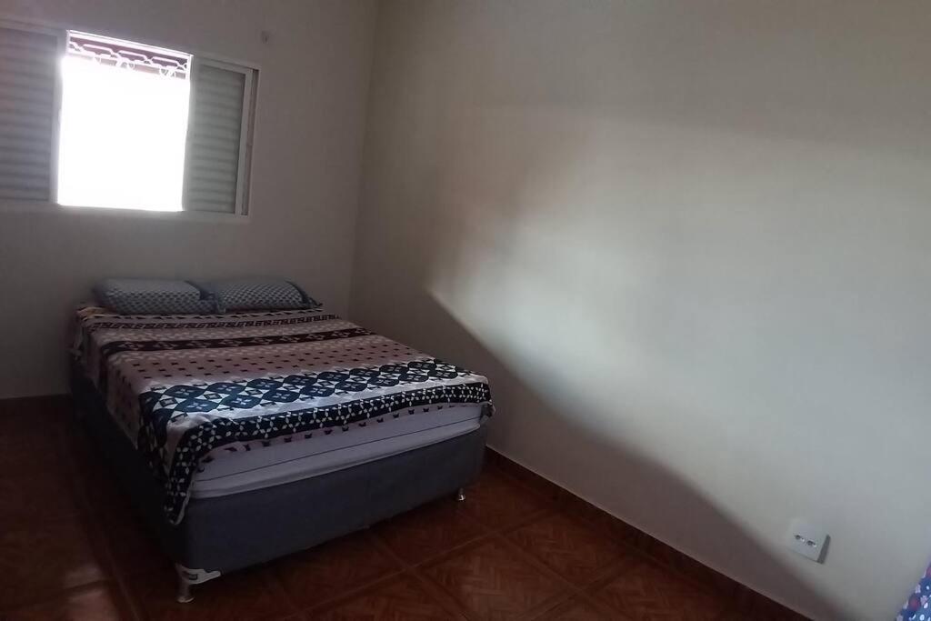 JardinópolisCasa / Área de Lazer的一间带床的卧室,位于带窗户的房间内