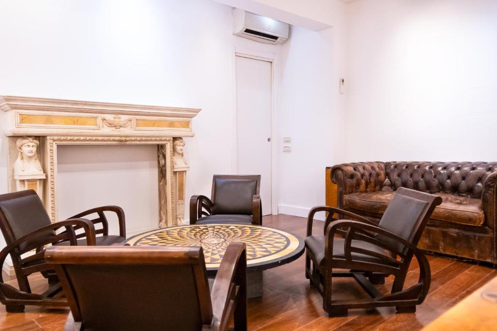 罗马Charme & Chic San Giacomo的客厅配有沙发和桌椅