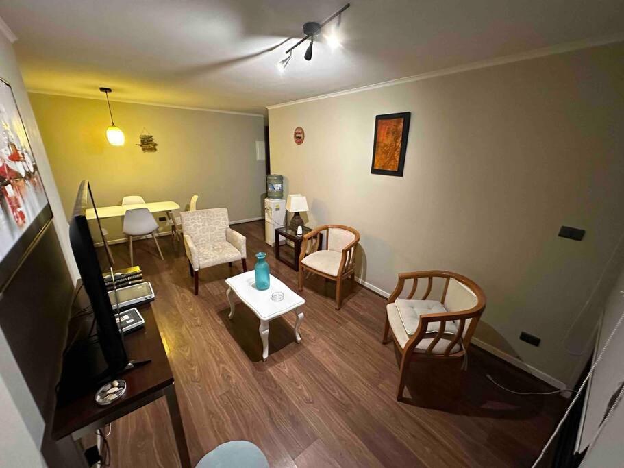 卡拉马Departamento amoblado por dias o meses的客厅配有家具和桌子。