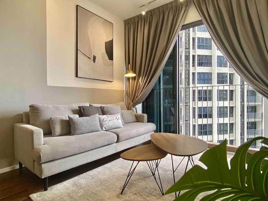 莎阿南Stylish Nordic Suite, Pool View, 500mbps, GEO Bukit Rimau, Kota Kemuning的客厅配有沙发和桌子
