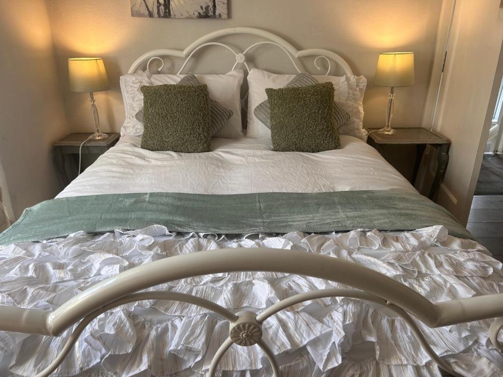 雷迪奇A Home from Home in Redditch near town centre的卧室内的一张带白色床单和枕头的床