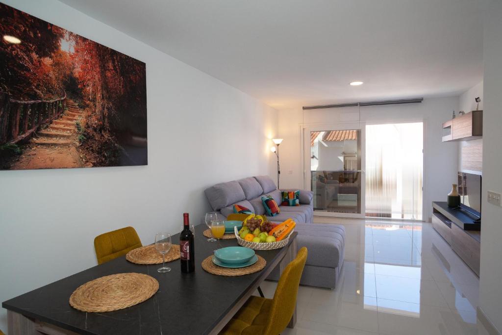圣胡安海滩Casa Brillante的厨房以及带桌子和沙发的客厅。