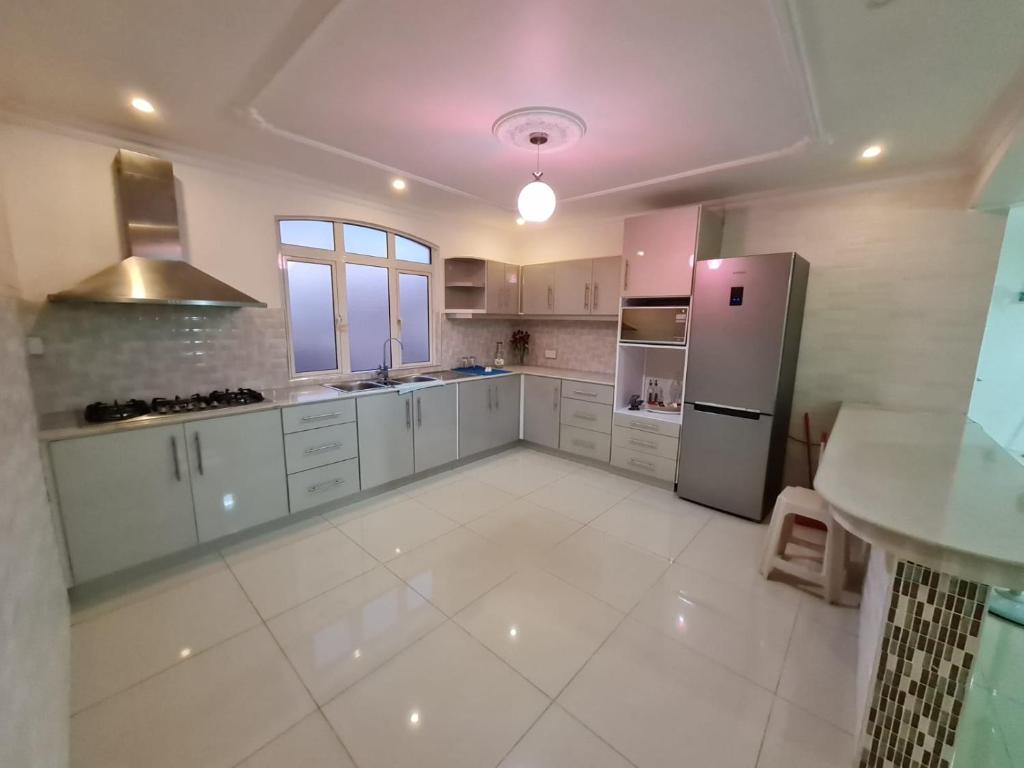 卡特勒博尔纳White Residence的一间大厨房,配有白色的橱柜和一台冰箱