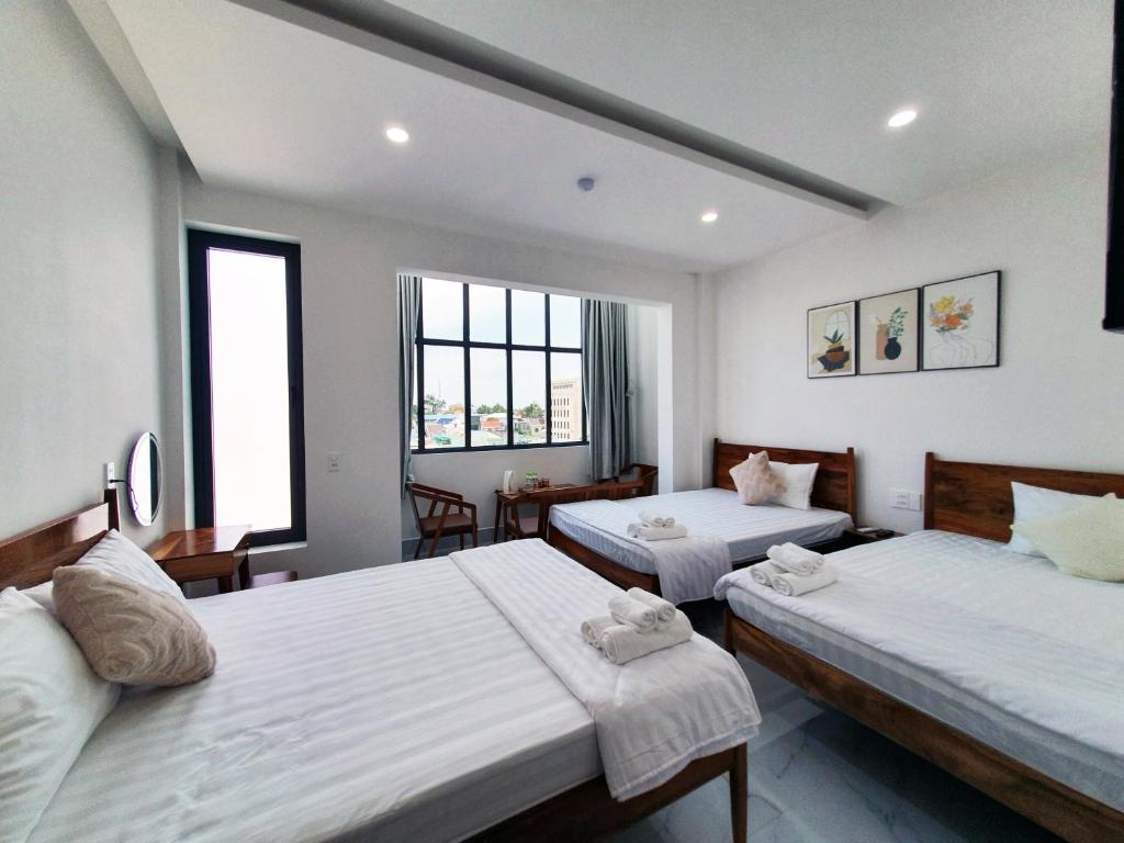 朱笃Hero Hostel & Billiards的酒店客房设有两张床和窗户。
