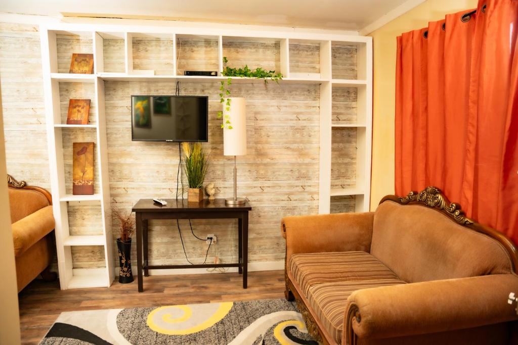 拿骚Cocoplum Rest N Hideaway #1的带沙发和电视的客厅