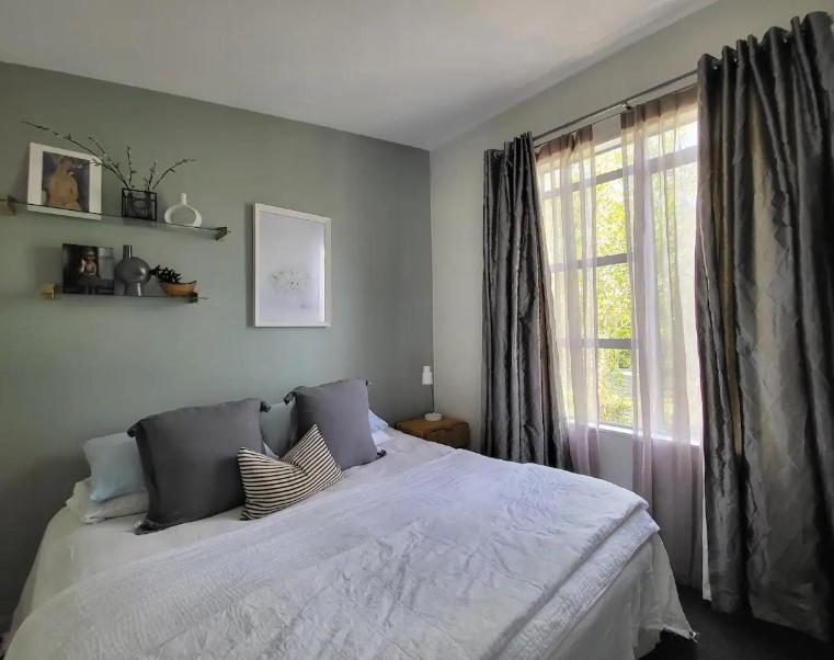 奥克兰Artist Photographers Home Studio的一间卧室设有一张大床和窗户