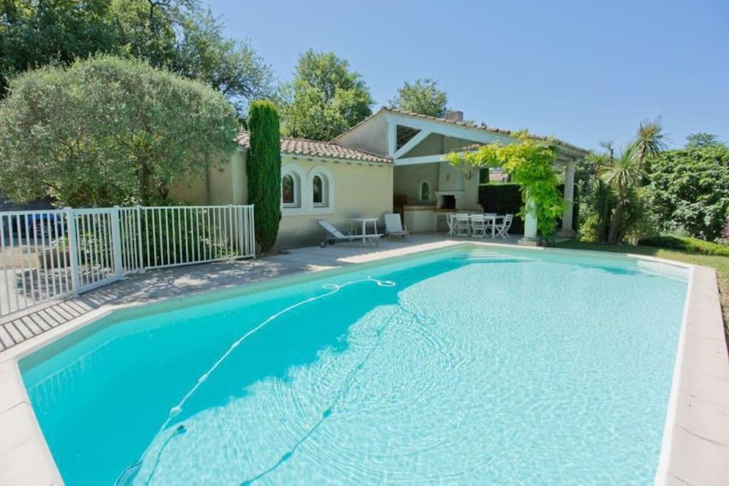 沃韦尔Le Cheval Blanc的一座大蓝色游泳池,位于房子前