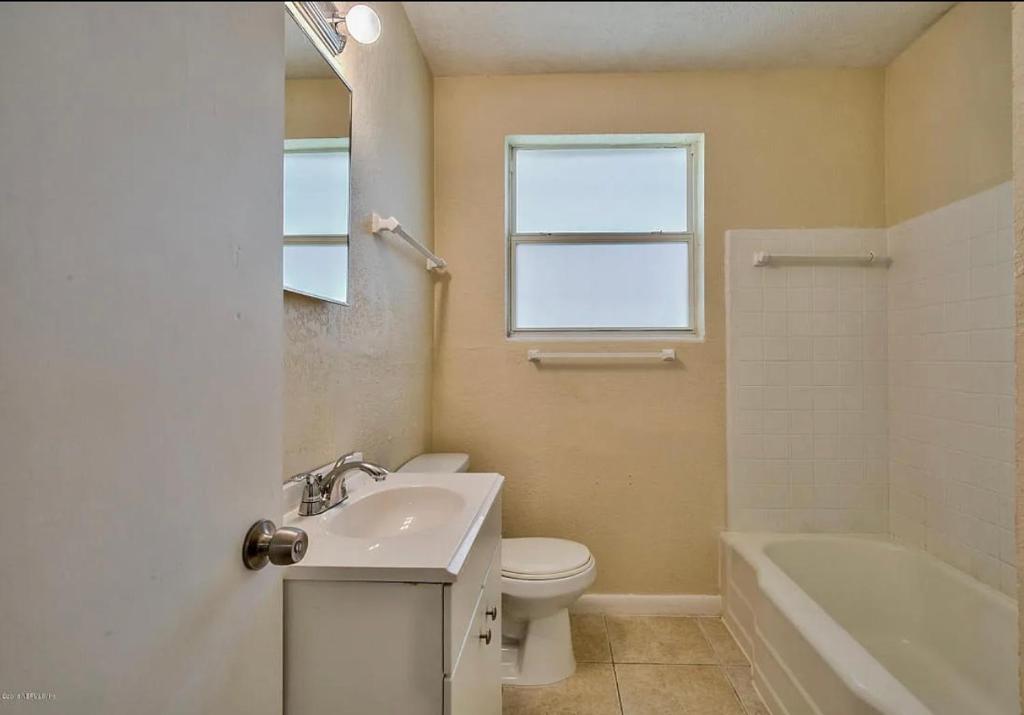 杰克逊维尔6515 Bartholf Ave的浴室配有盥洗盆、卫生间和浴缸。
