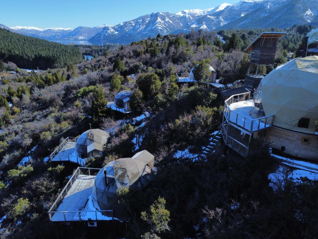 维拉梅利奎纳Terrazas de Meliquina的高山上豪华房子的空中景色