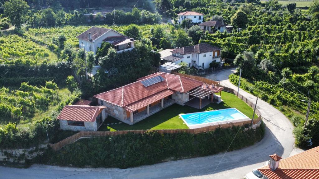 塞洛里库迪巴什图Refúgio do Vale的享有带游泳池的房屋的空中景致