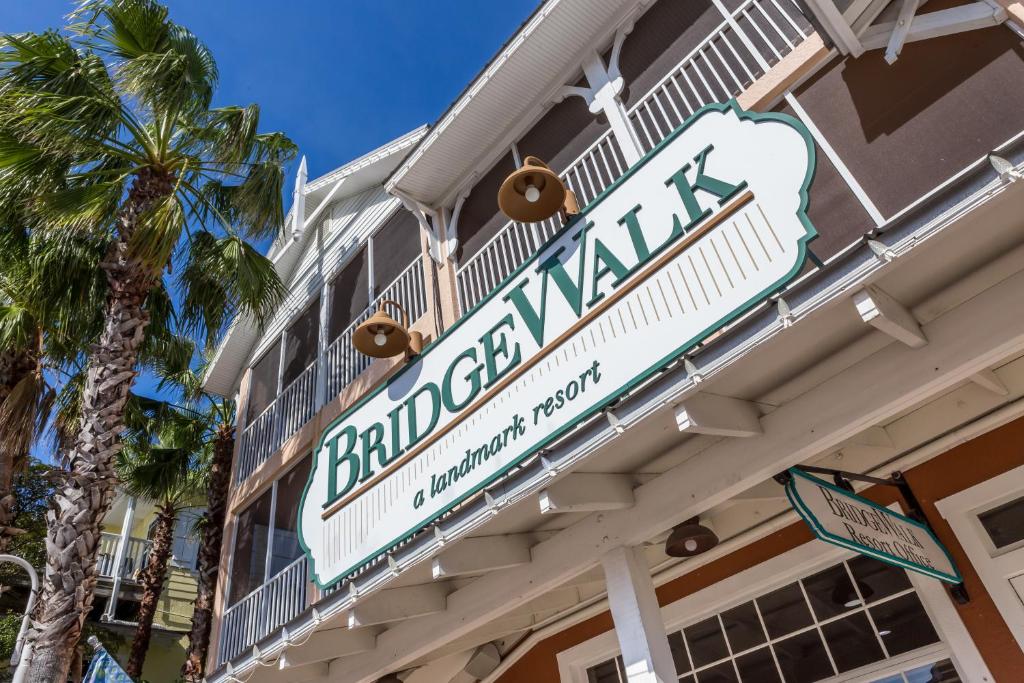 布雷登顿海滩Bridgewalk, a Landmark Resort的棕榈树建筑的一侧的标志
