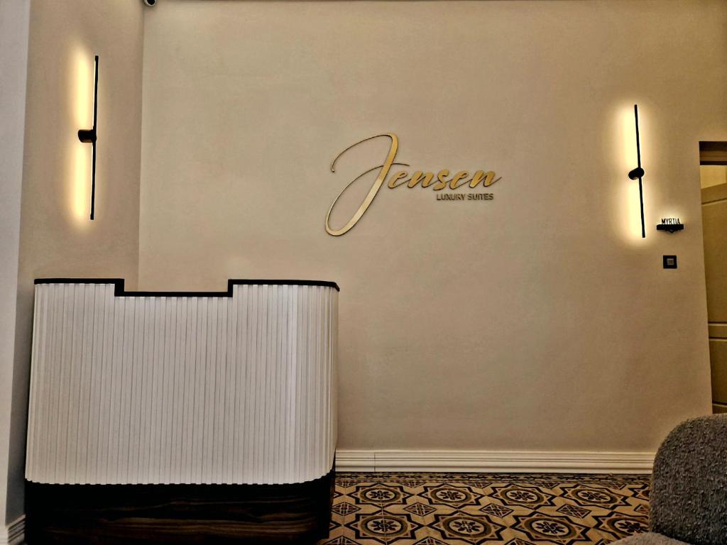 罗德镇Jensen Luxury Suites的酒店大堂的墙上有标志
