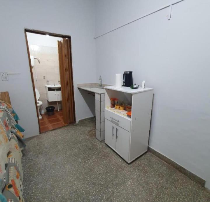 帕索德洛斯利布雷斯Basic Apart的白色的厨房设有水槽和台面