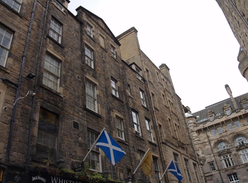 爱丁堡爱丁堡尼德里街公寓的前面有旗帜的大砖砌建筑