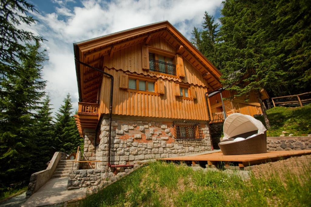 Goreljek维拉特里格拉芙波克卢卡旅馆的一座树木繁茂的小山上的木制大房子