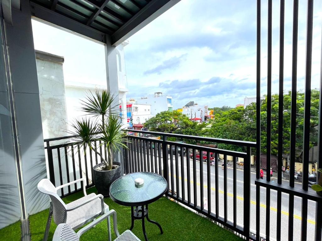 垦丁大街35点5旅店 的设有一个配有桌椅并享有美景的阳台。