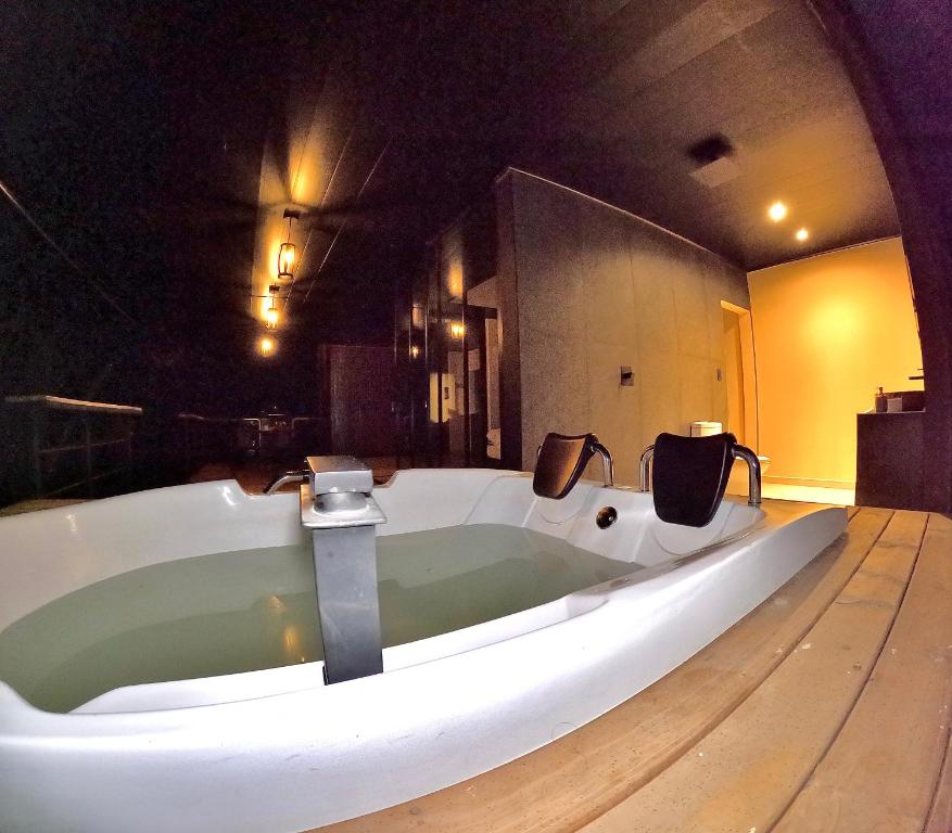 比亚维森西奥Itawa Luxury Glamping & Ecoparque turísticos的一间带浴缸的大浴室。