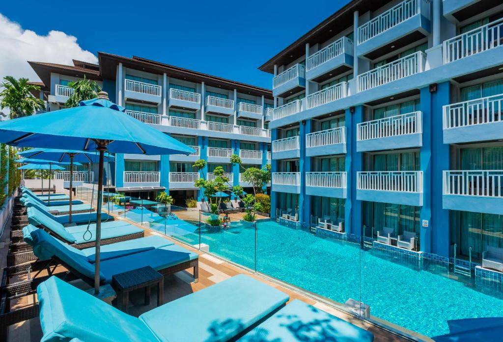 奥南海滩Blue Tara Hotel Krabi Ao Nang的一张酒店游泳池的图片